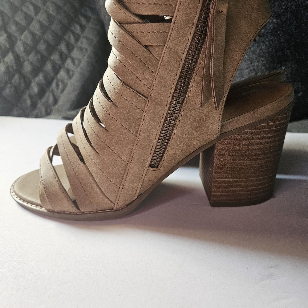 Universal Thread Booties Color Taupe Size 9 1/2 - image 2